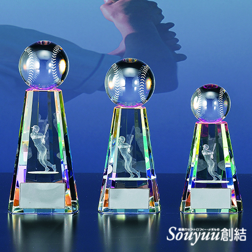 卒団・卒業 卒部記念品 野球専用 SWS-5169 レリーフを装着したガラス製の野球表彰楯です。レリーフはアンチモニー製です。下のプレートにはお好きな文字を彫刻させていただきます。Aサイズは高さ205mm横幅175mm　重量：約2.400g、Bサイズは高さ160mm横幅145mm　重量：約1.200g、Cサイズは高さ140mm横幅120mm　重量：約890gです。