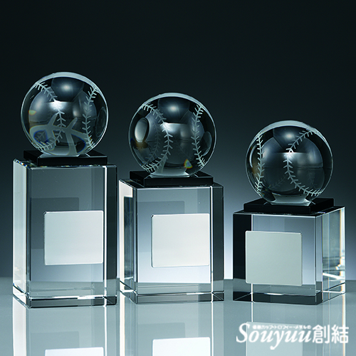 卒団・卒業 卒部記念品 野球専用 SWS-5169 レリーフを装着したガラス製の野球表彰楯です。レリーフはアンチモニー製です。下のプレートにはお好きな文字を彫刻させていただきます。Aサイズは高さ205mm横幅175mm　重量：約2.400g、Bサイズは高さ160mm横幅145mm　重量：約1.200g、Cサイズは高さ140mm横幅120mm　重量：約890gです。