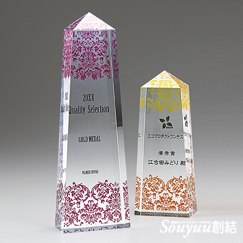 UV印刷表彰楯フルカラー対応UVアクリル表彰楯AS09-01 アクリルのトロフィーにダイレクトプリント加工でデザインしています。Aサイズは高さ250mm横幅80mm奥行40mm 18000円、Bサイズは高さ215mm横幅75mm奥行40mm 16000円、Cサイズは高さ180mm横幅70mm奥行40mm 14000円です。