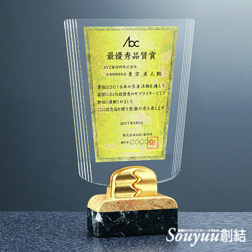 アクリル製楯SHUS-7366 本体はアクリル製、台座は大理石です。アクリルにはUVカラー印刷できます。Aサイズは高さ270mm横幅175mm 重量：約1.300g 21000円、Bサイズは高さ240/W150mm 重量：約980g 18000円、Ｃサイズは高さ185mm横幅115mm 重量：約610g 14000円です。